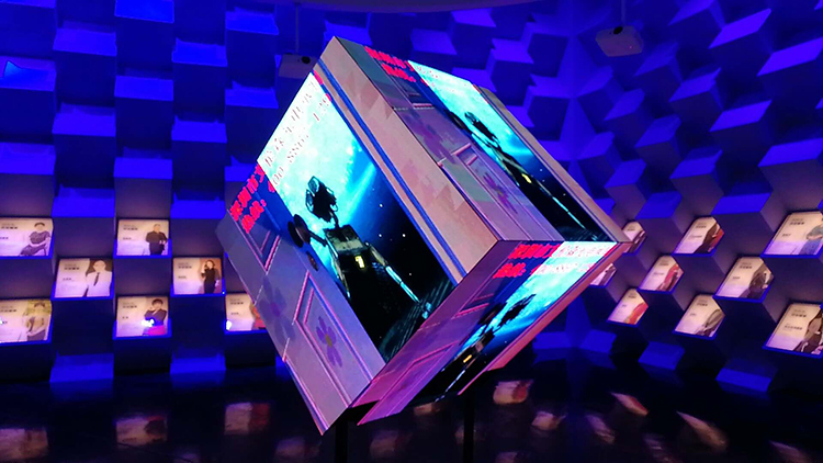 Vuoi che il tuo hotspot diventi virale? Lo schermo LED impermeabile di forma irregolare è visivamente accattivante e durevole.