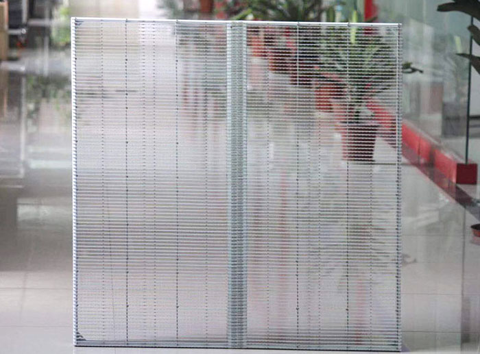 I display LED trasparenti sono belli, ma come si comportano nell'uso reale?